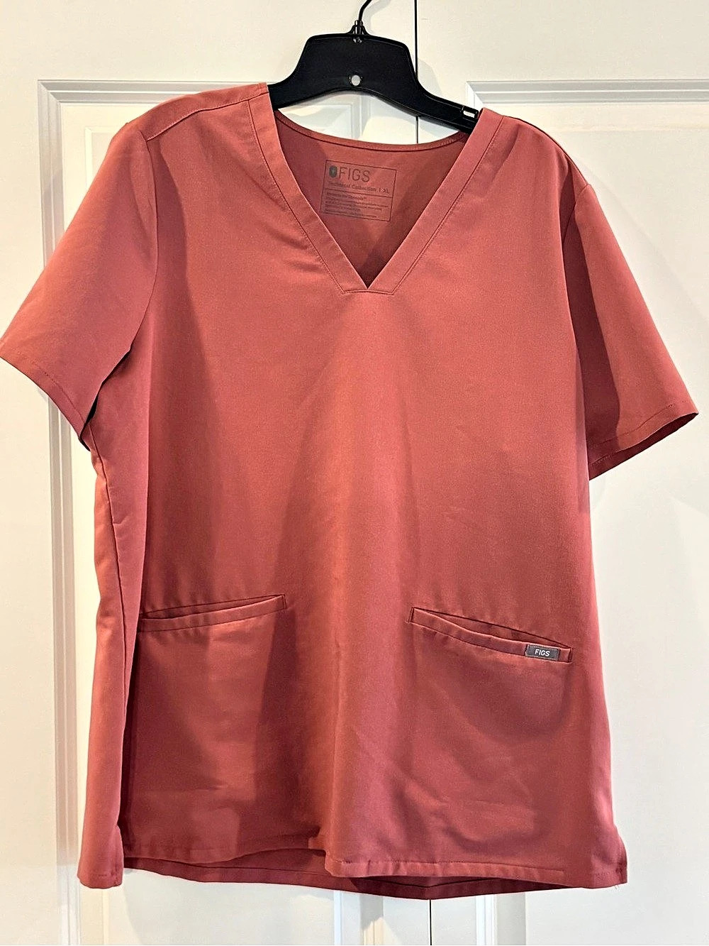 FIGS Casma Three-Pocket Scrub Top mauve XL